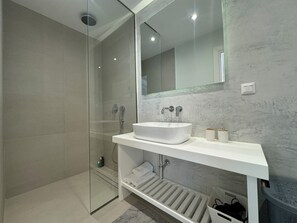 Shower, hair dryer, towels, soap - Brand New Sea Front Villa - 2min walk from Kassiopi town & beach (Kassiopi)