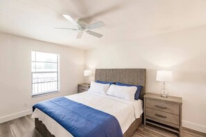 2 bedrooms, iron/ironing board, WiFi, bed sheets - Park Shore Resort 2nd Floor - Serene Waterfall (Naples)