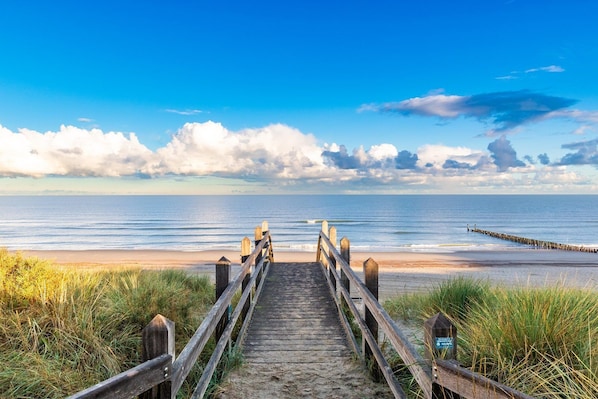 Beach - Single-storey beachlodge close to the sea, with fenced terrace and awning. (Koudekerke)