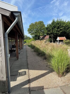 Terrace/patio - Single-storey beachlodge close to the sea, with fenced terrace and awning. (Koudekerke)