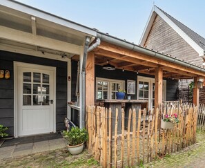 Exterior - Single-storey beachlodge close to the sea, with fenced terrace and awning. (Koudekerke)