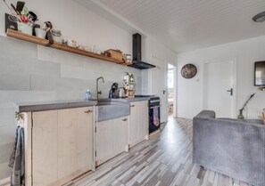 Fridge, oven, stovetop, coffee/tea maker - Single-storey beachlodge close to the sea, with fenced terrace and awning. (Koudekerke)