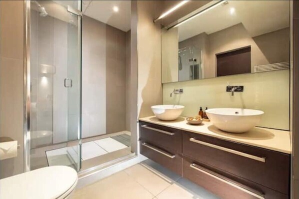 Hair dryer, towels, soap, toilet paper - Experience Timeless Elegance in Mayfair (London)