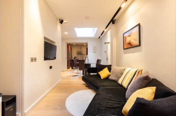 TV - Experience Timeless Elegance in Mayfair (London)
