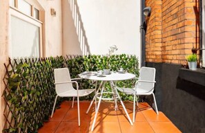 Outdoor dining - Experience Timeless Elegance in Mayfair (London)