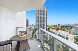 Balcony - Free Car Parking & 1BR Apt w/ Stunning Views (Hollywood)