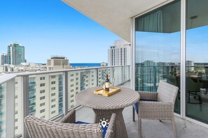 Outdoor dining - Free Car Parking & 1BR Apt w/ Stunning Ocean Views (Hollywood)