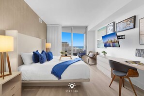 1 bedroom, desk, iron/ironing board, travel cot - Free Car Parking & 1BR Apt w/ Stunning Ocean Views (Hollywood)