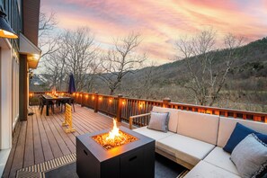 Outdoor dining - New Build with Impeccable Design in Massanutten (Massanutten)