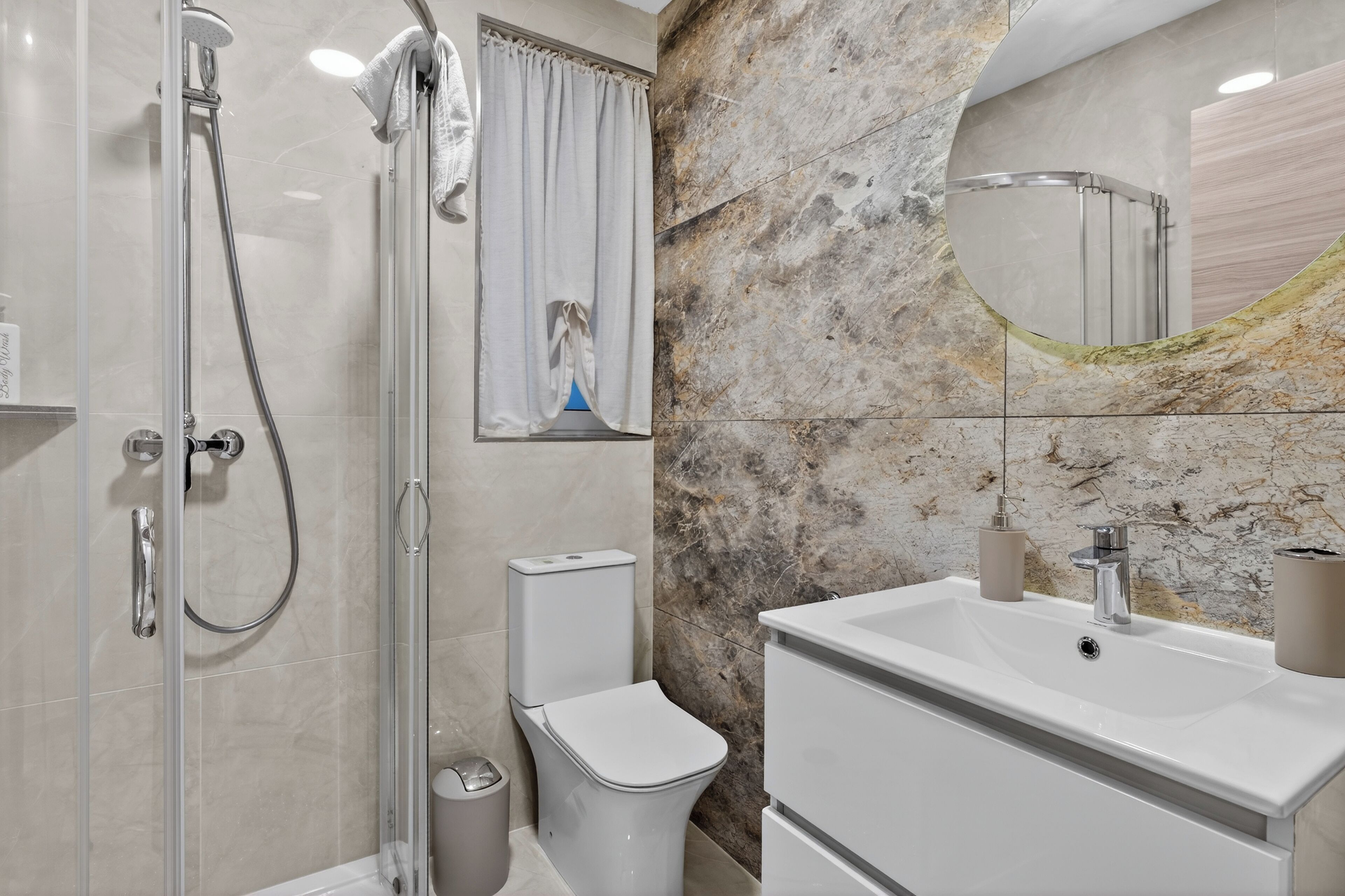 Regadera, secadora de cabello, toallas, jabón 