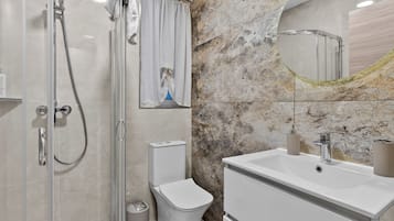 Regadera, secadora de cabello, toallas, jabón