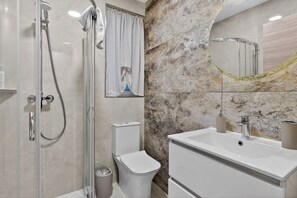 Regadera, secadora de cabello, toallas, jabón 