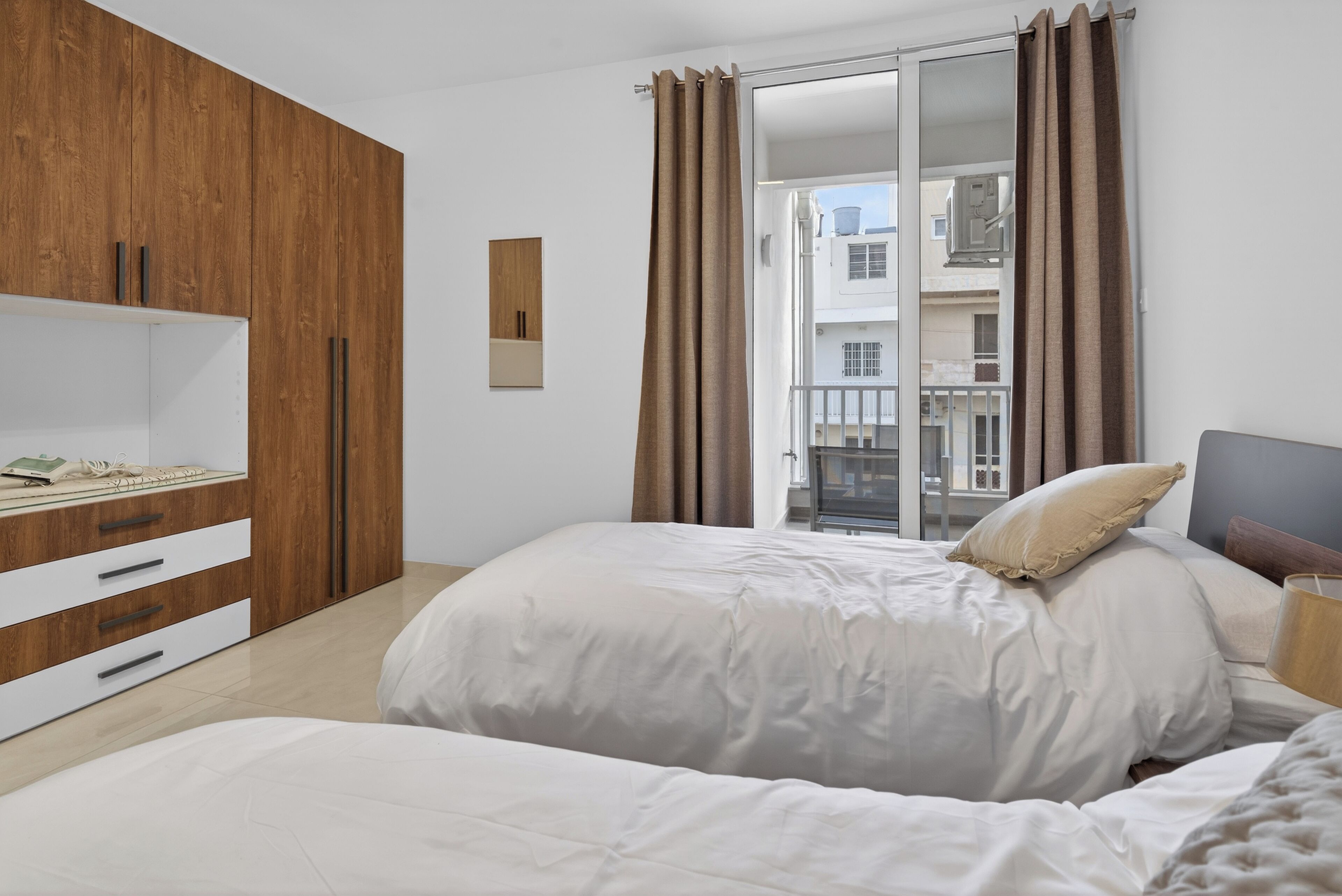 2 habitaciones, tabla de planchar con plancha y wifi gratis 