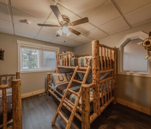 6 bedrooms, iron/ironing board, travel cot, WiFi - Magnificent 7 Home for 19 (Columbia Falls)