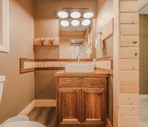 Shower, hair dryer, towels, shampoo