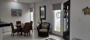 Dining - Beautiful family home in private and quiet gated community. (Cancún)