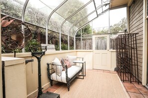 Property grounds - Spacious 3BR/2.5BA Glen Park home with patio (San Francisco)