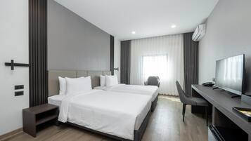 Chambre Deluxe, 2 lits jumeaux, non-fumeur | Bureau, rideaux d’obscurcissement, fer et planche à repasser