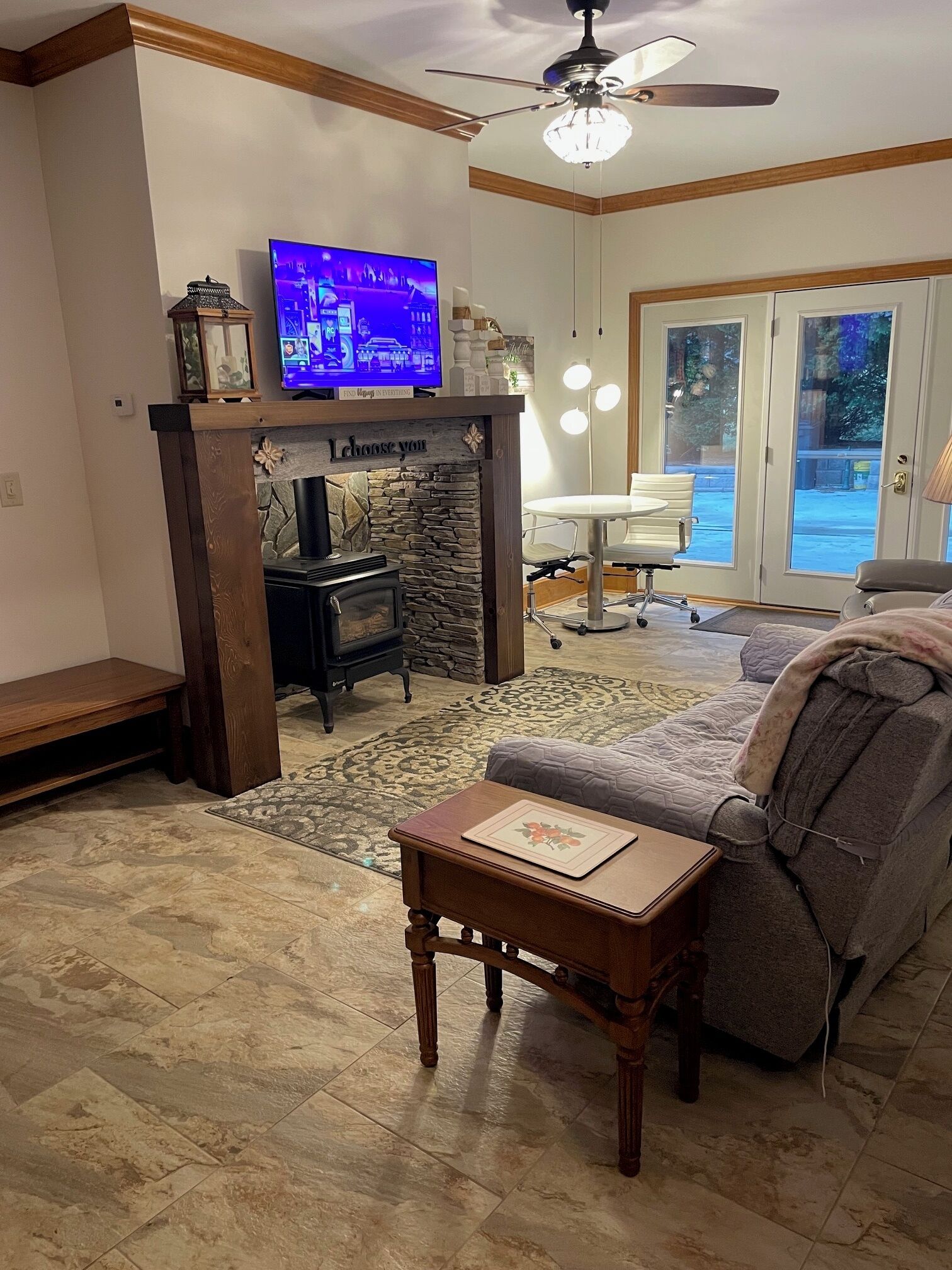 Télévision, cheminée