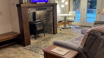 Télévision, cheminée