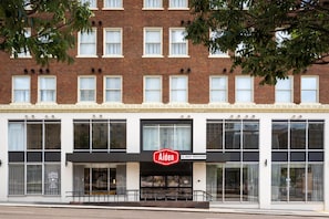 A building with a brick facade, large windows, and a sign for 'Aiden by BEST WESTERN'. - Aiden By Best Western Kansas City Downtown (Kansas City)