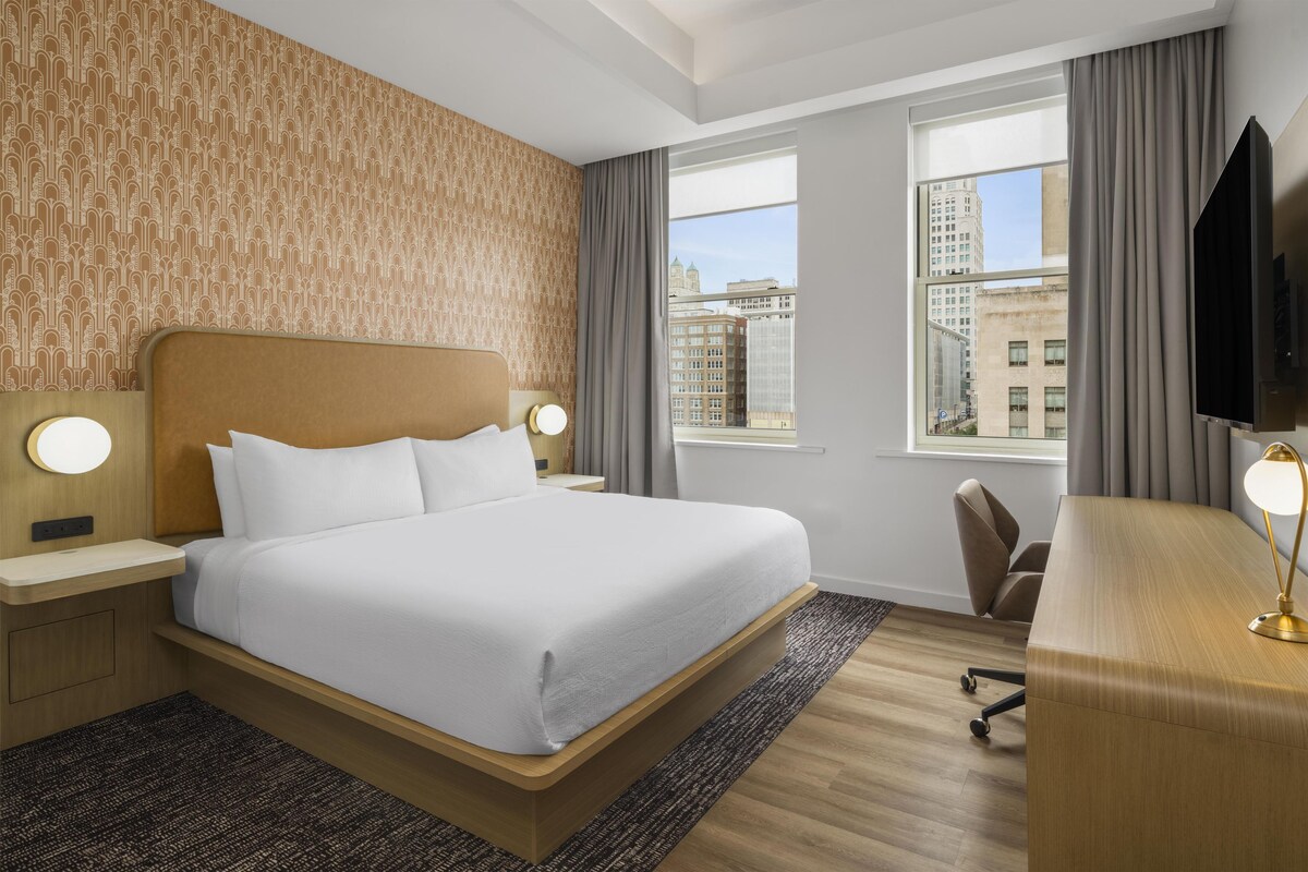 Premium bedding, in-room safe, desk, laptop workspace