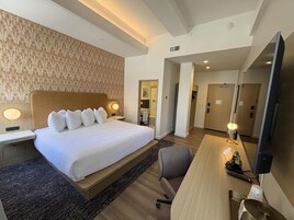 Premium bedding, in-room safe, desk, laptop workspace