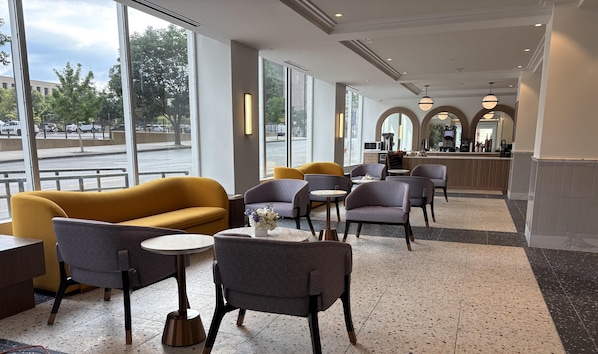 A modern interior with seating, a bar area, and large windows. - Aiden By Best Western Kansas City Downtown (Kansas City)
