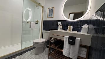 Standard Room, 1 King Bed, Non Smoking | Bathroom