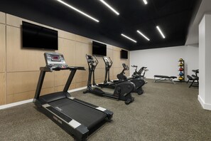 A gym with treadmills, elliptical machines, and a bench press. - Aiden By Best Western Kansas City Downtown (Kansas City)