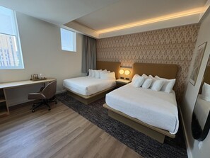 A hotel room with two beds, a desk, and a chair. - Aiden By Best Western Kansas City Downtown (Kansas City)