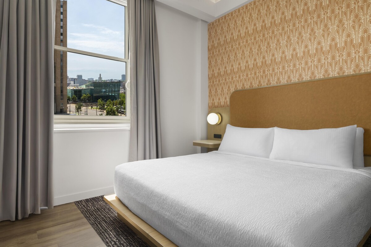 Standard Room, 1 King Bed, Accessible, Bathtub | Premium bedding, in-room safe, desk, laptop workspace