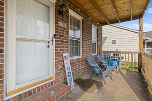 Property grounds - Updated Virginia Beach Townhome in Chics Beach. Only a few blocks to the beach ! (Virginia Beach)