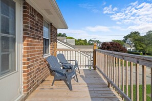 Property grounds - Updated Virginia Beach Townhome in Chics Beach. Only a few blocks to the beach ! (Virginia Beach)