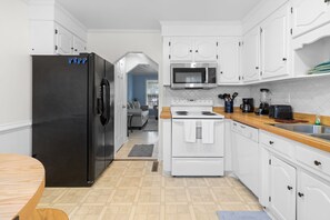 Microondas, horno, placa de cocina y lavavajillas