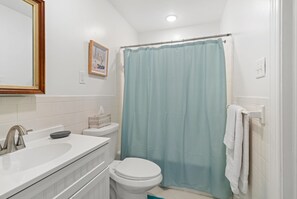Hair dryer, towels, soap, toilet paper - Updated Virginia Beach Townhome in Chics Beach. Only a few blocks to the beach ! (Virginia Beach)