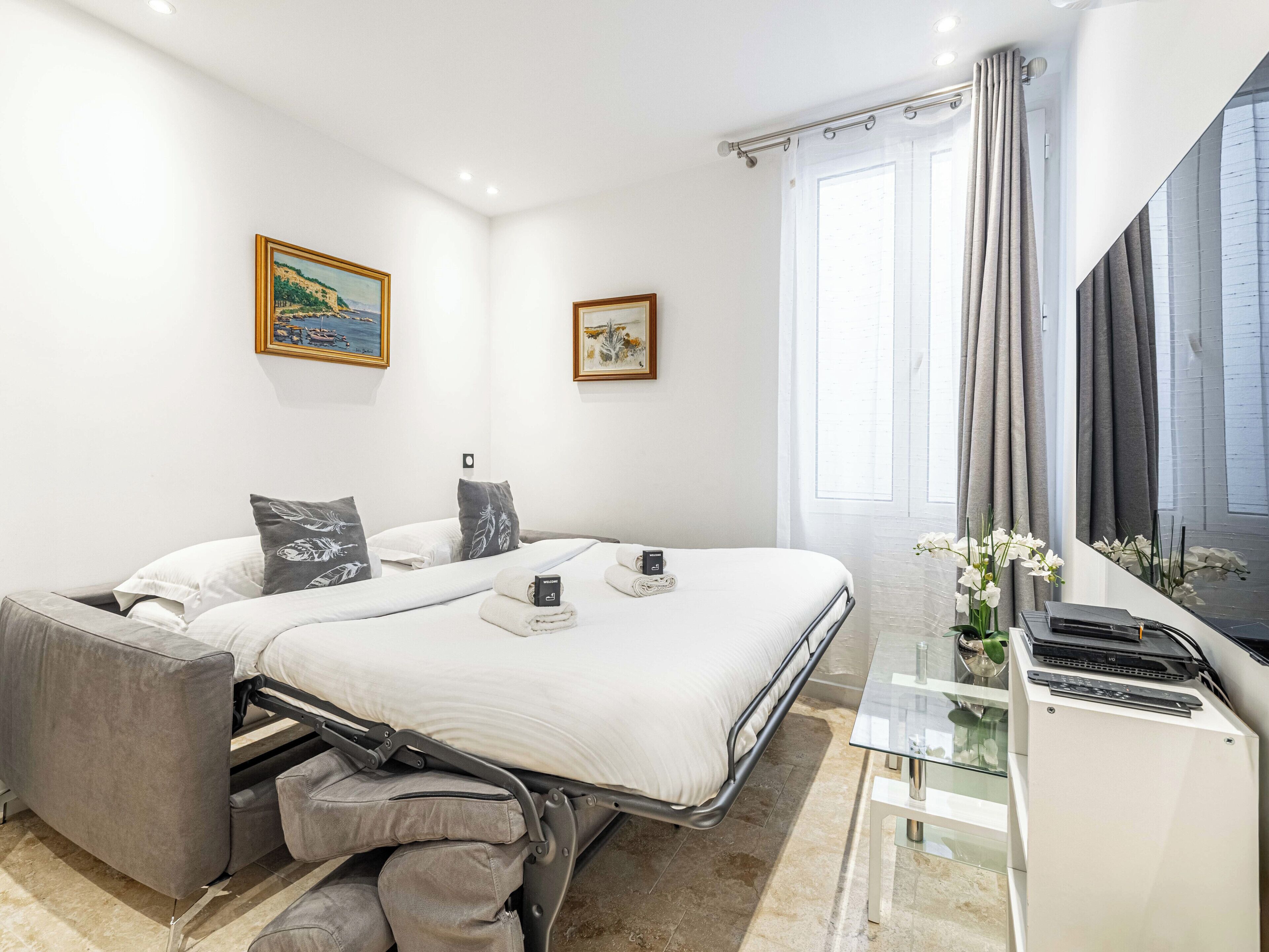 Iron/ironing board, WiFi, bed sheets