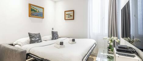 Iron/ironing board, WiFi, bed sheets