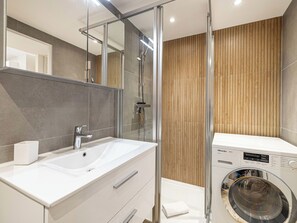 Shower, hair dryer, towels - Apartment for 4 people near Croisette and Palais (Cannes)