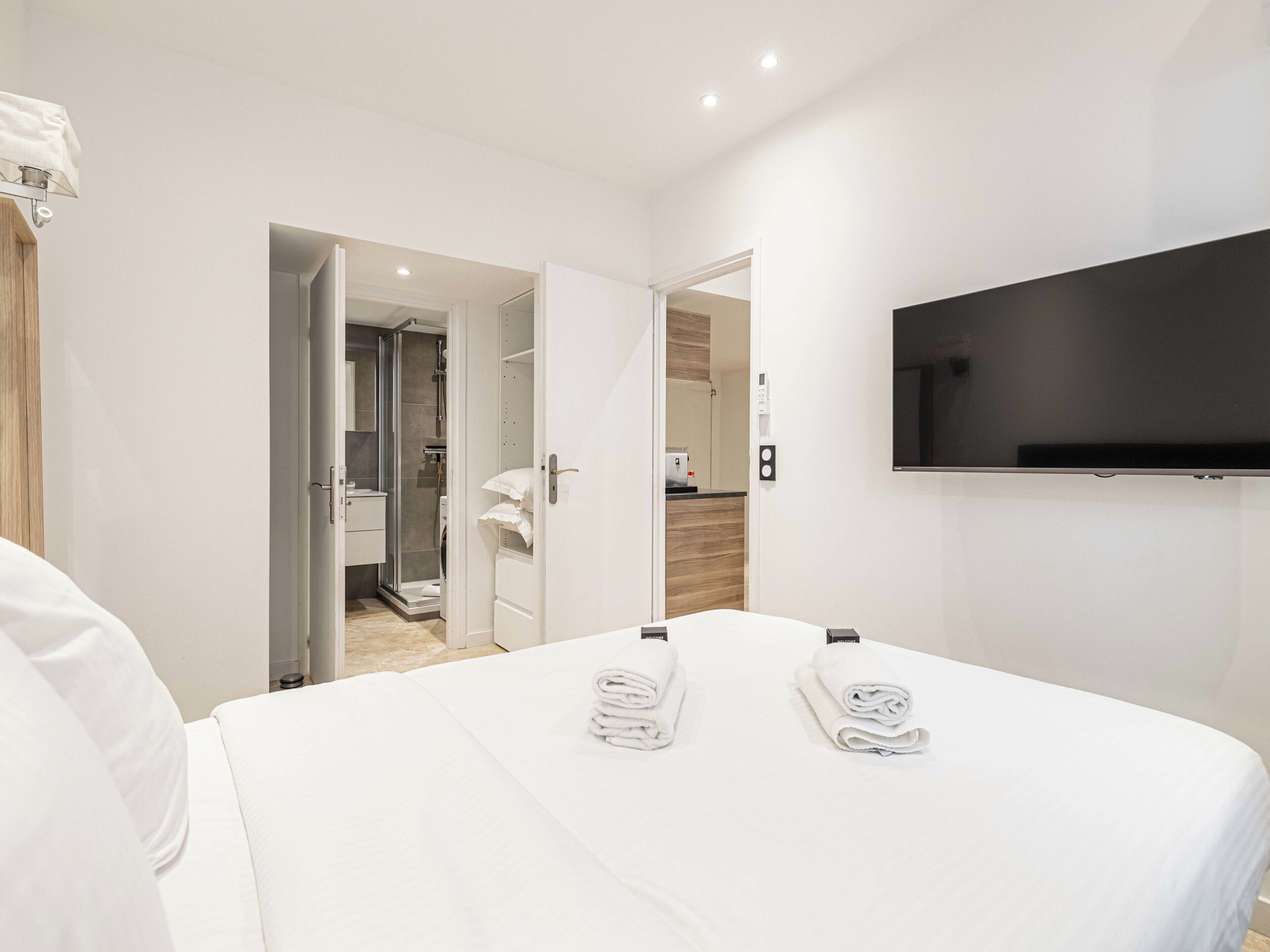 Iron/ironing board, WiFi, bed sheets