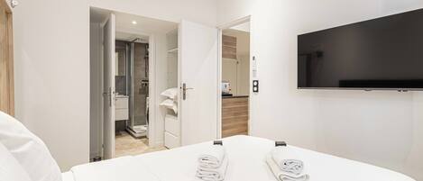 Planxa i posts de planxar, wifi i roba de llit