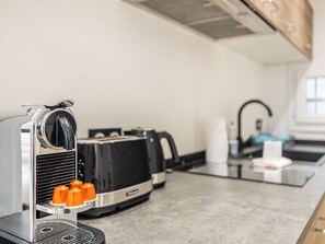 Kylskåp, spishäll, diskmaskin och kaffe- och tebryggare