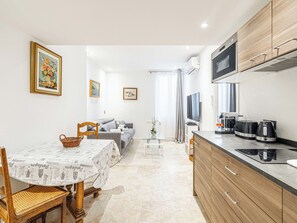 Fridge, stovetop, dishwasher, coffee/tea maker - Apartment for 4 people near Croisette and Palais (Cannes)