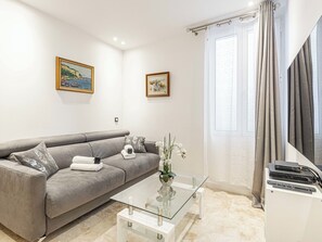 TV - Apartment for 4 people near Croisette and Palais (Cannes)