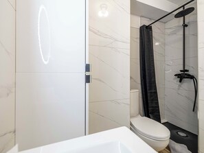 Douche, sèche-cheveux, serviettes fournies