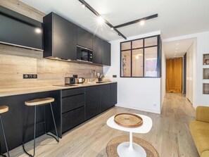 Jääkaappi, mikroaaltouuni, uuni, liesi