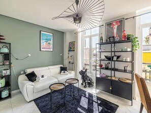 TV - Small cocoon for two at 5 minutes from Croisette (Cannes)