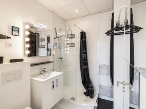 Shower, hair dryer, towels - Small cocoon for two at 5 minutes from Croisette (Cannes)