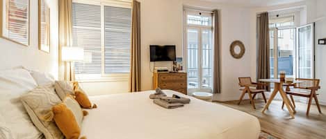 Tabla de planchar con plancha, wifi y ropa de cama