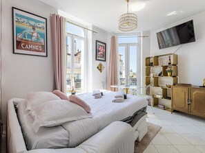 Iron/ironing board, WiFi, bed sheets - Lovely studio for 2 people 5 min from the Palais (Cannes)